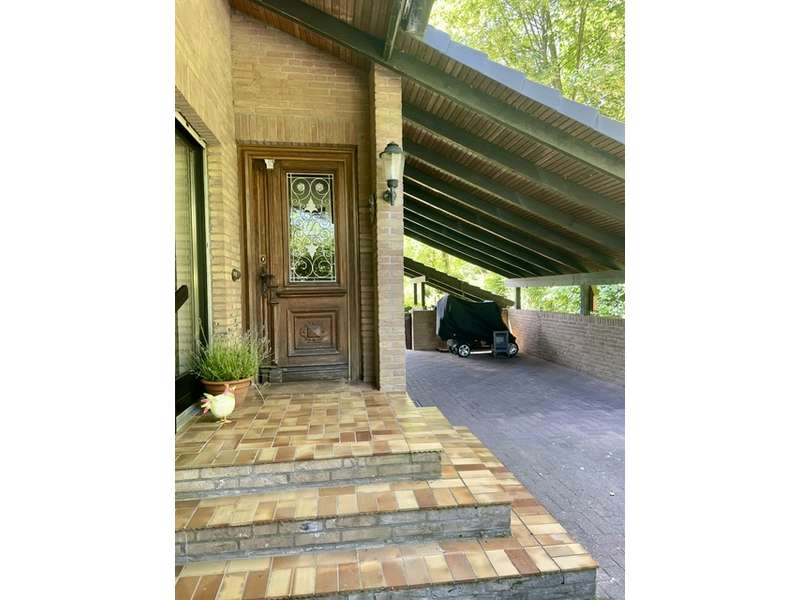 Hauseingang mit Carport